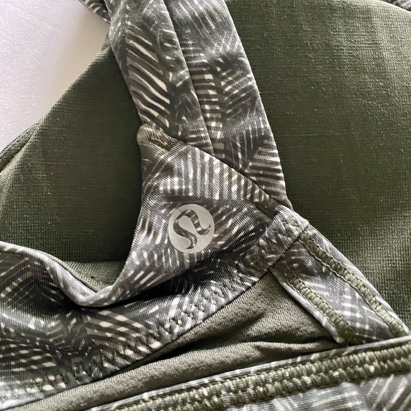 Lululemon green geometric palm leaf sports bra, size 8 - Picture 3 of 4